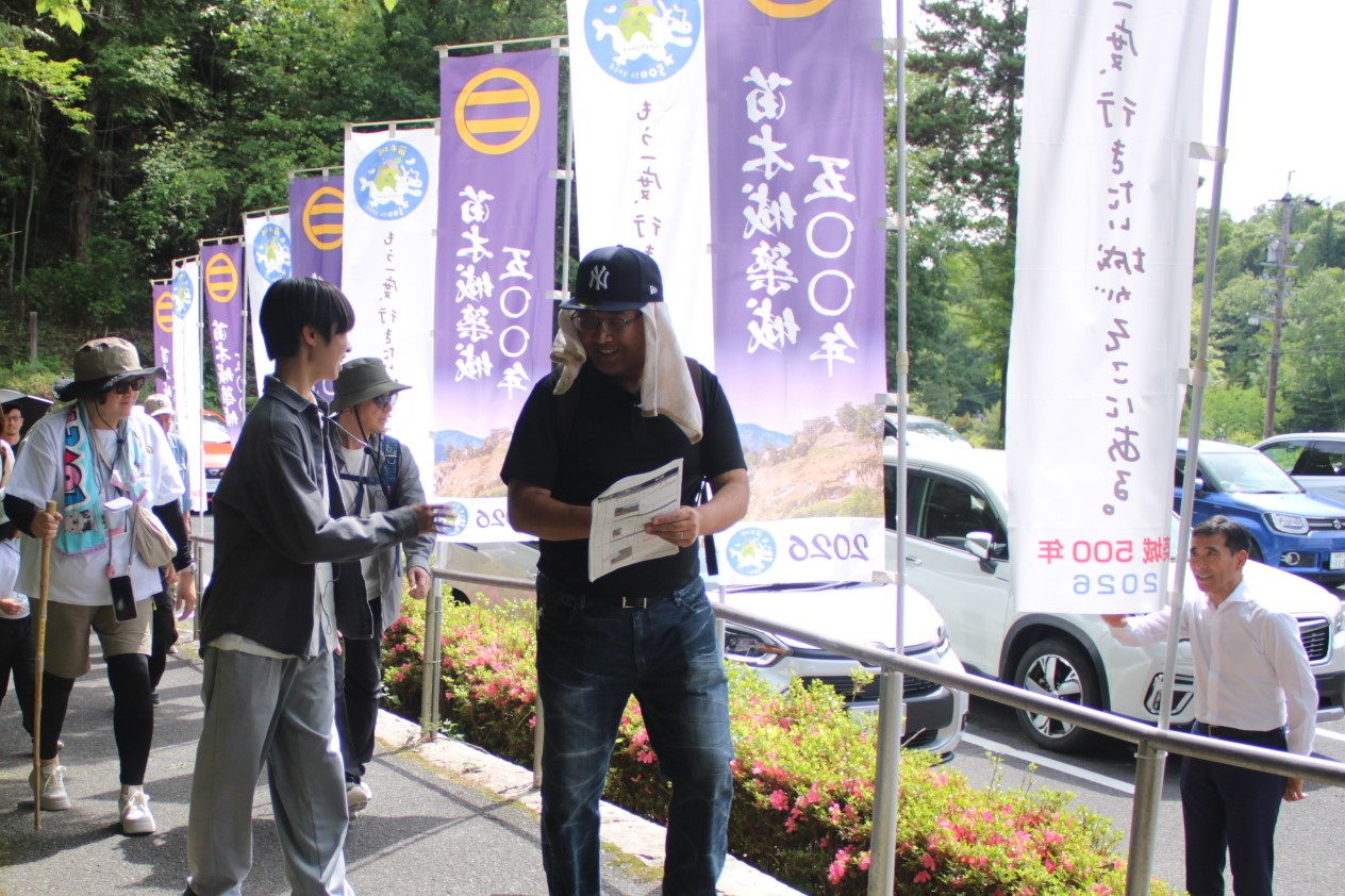 市長がガイドツアーのお見送りをしている