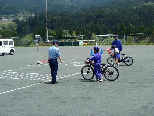 加子母駐在さんが自転車の乗り方を指導している様子
