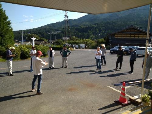 訓練参加者が集まって訓練内容を確認している様子