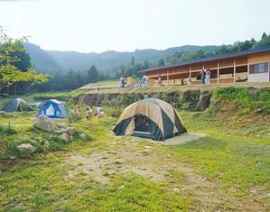 大博士キャンプ場施設と設営されたテント