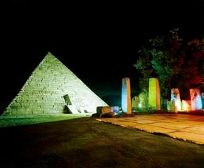博石館のライトアップされたピラミッド
