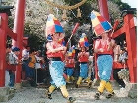 安弘見神社の祭りに境内で踊る杵振り踊り
