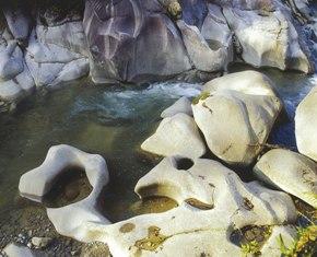 甌穴が点在する和田川の画像