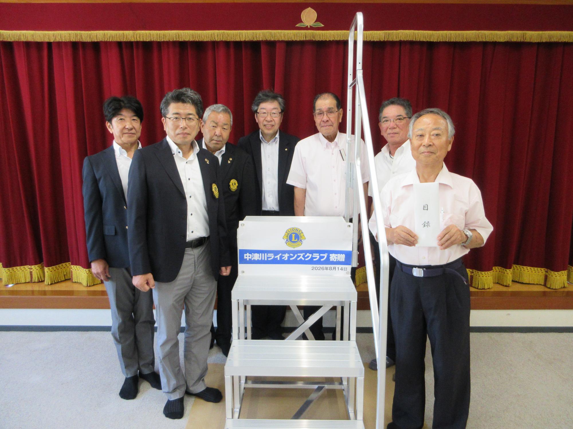 ぎおんばジャンボリー階段寄贈式での集合写真