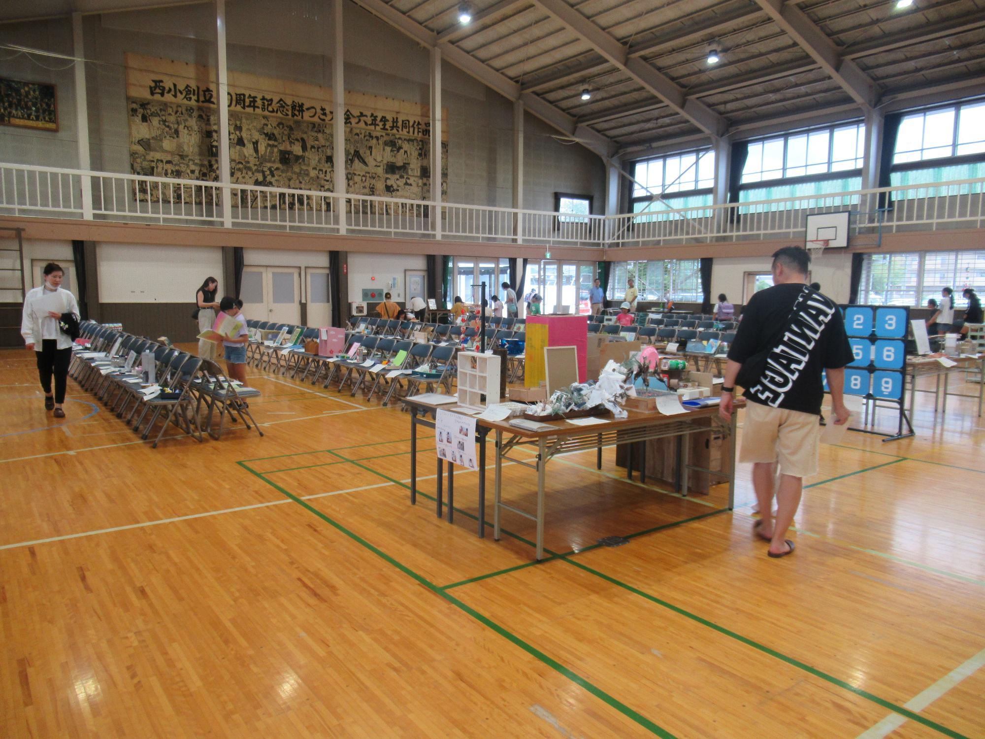 体育館展示の様子