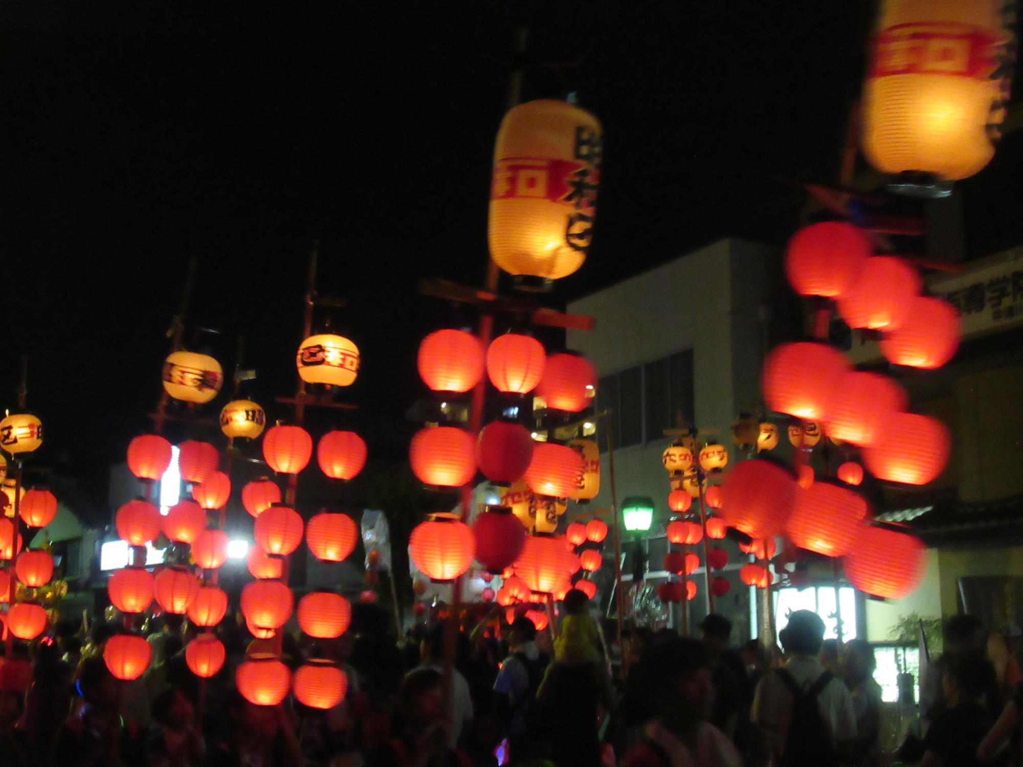 飾り付けられた提灯行列の様子