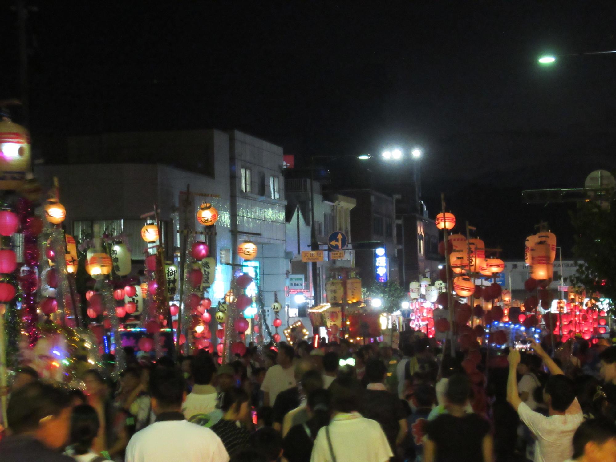 行列を観覧する人たちの様子