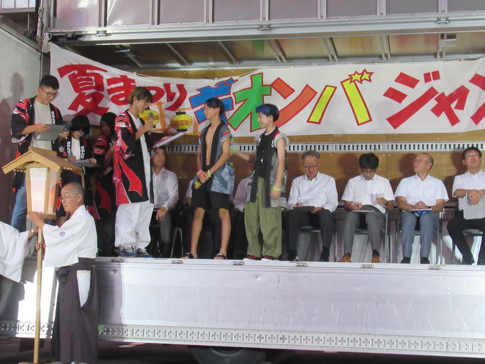 壇上で参加者が出発式を行っている様子