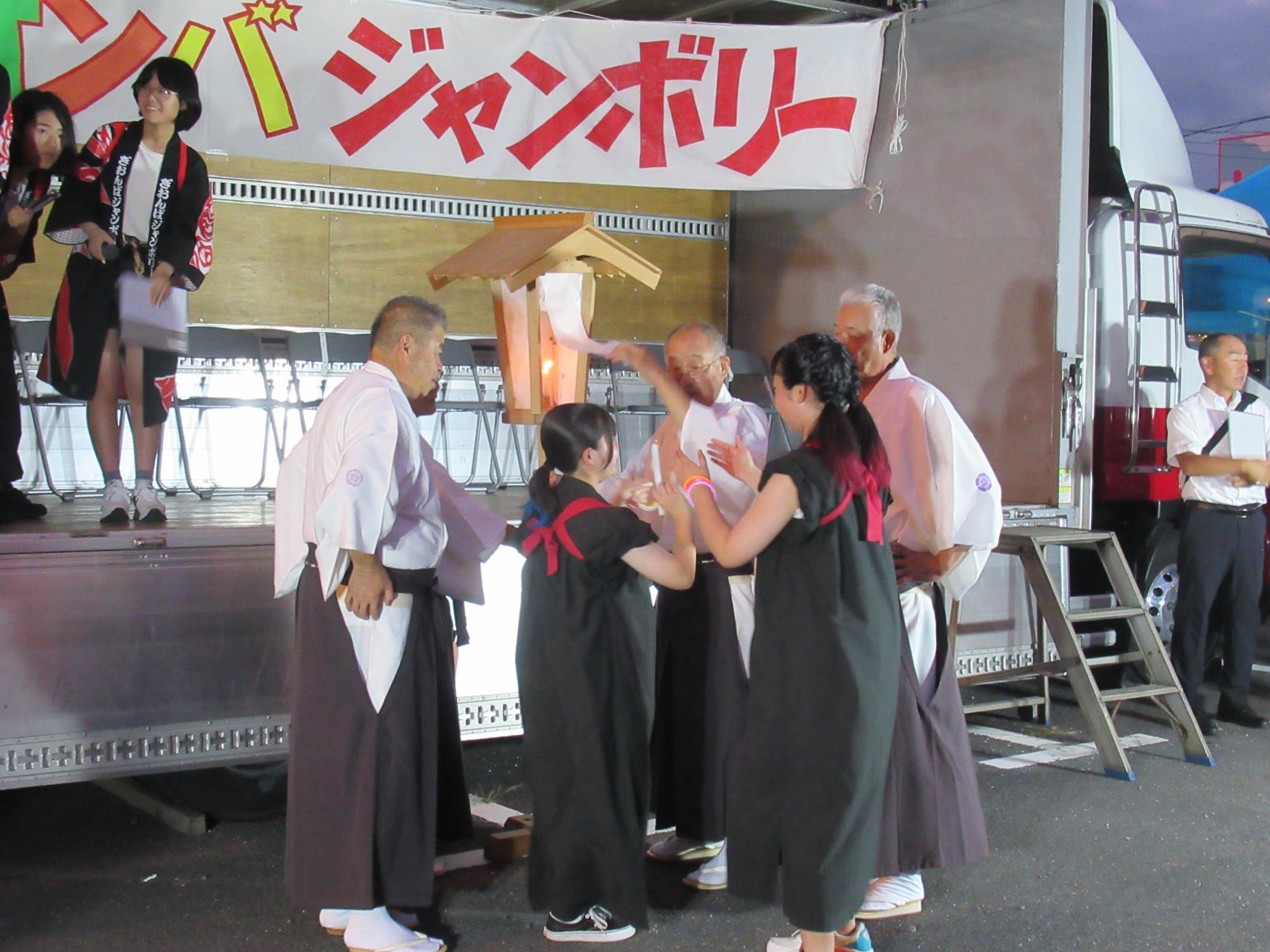 点火式が行われている様子