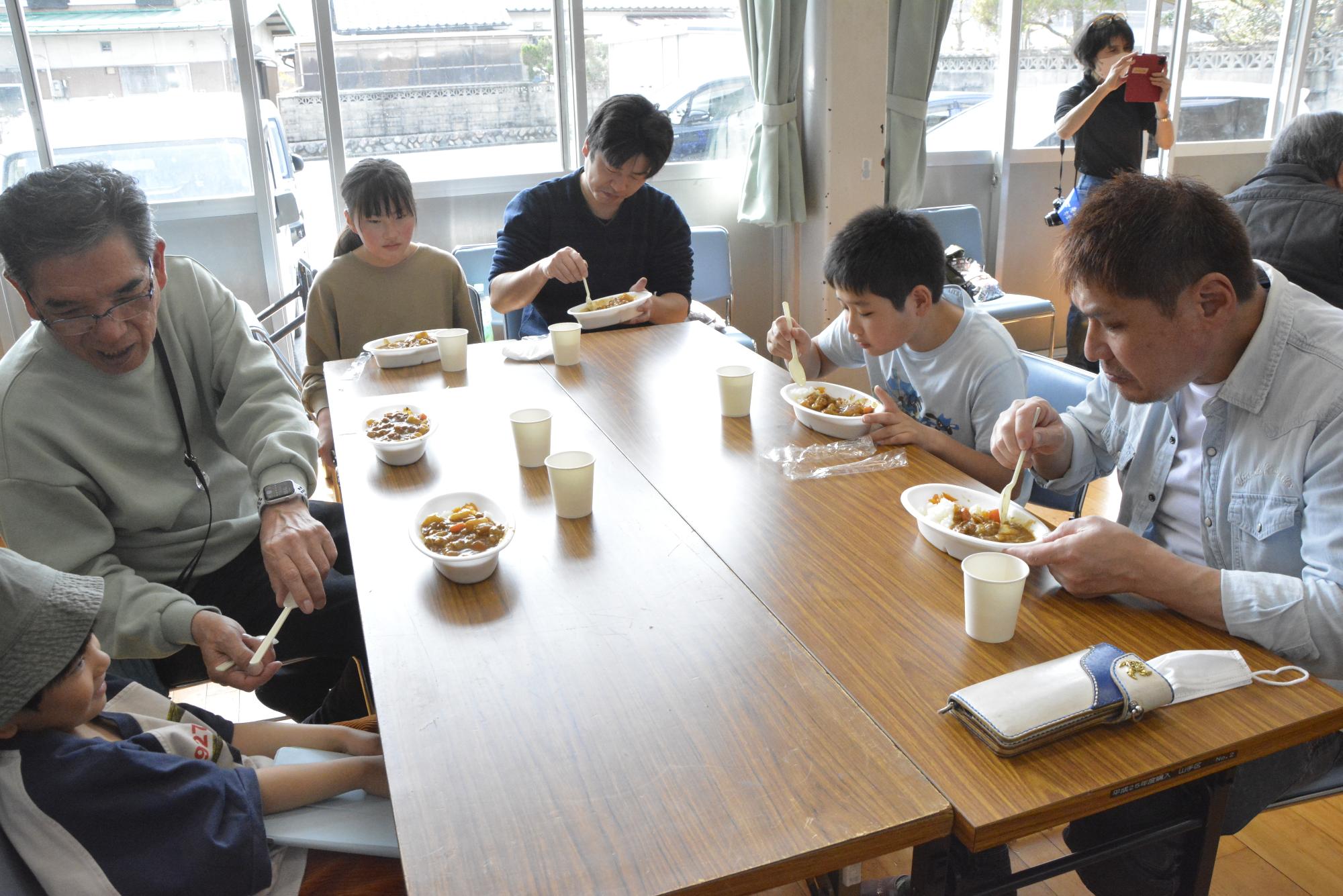 カレーを味わう参加者