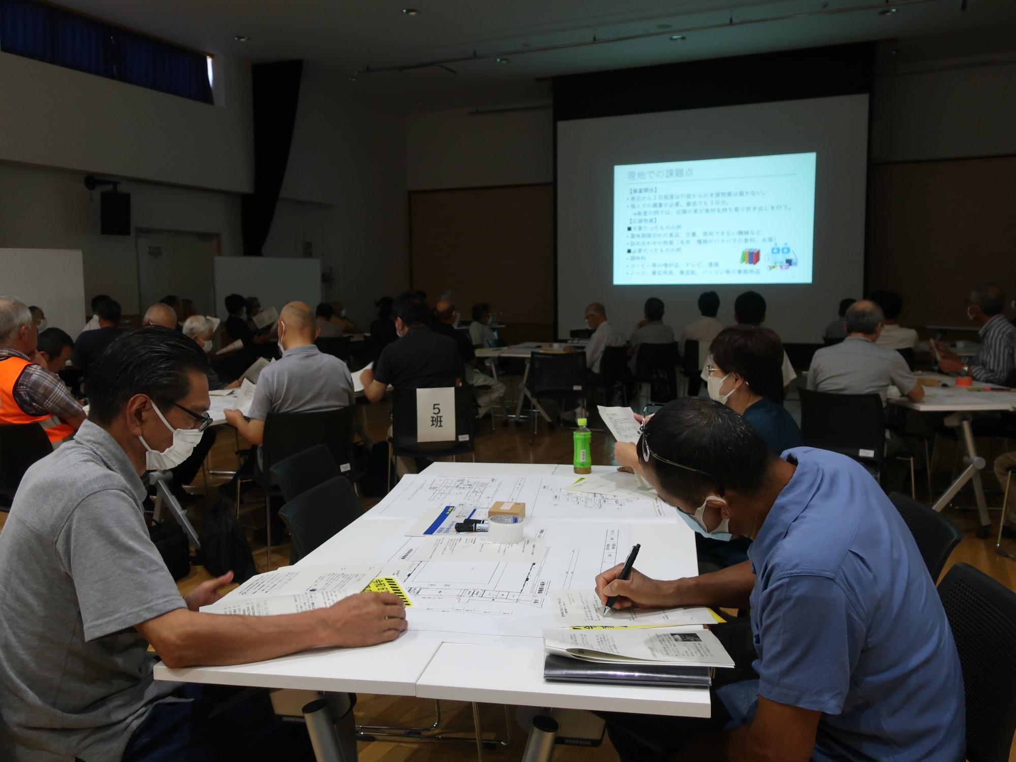 市職員の報告を受ける様子