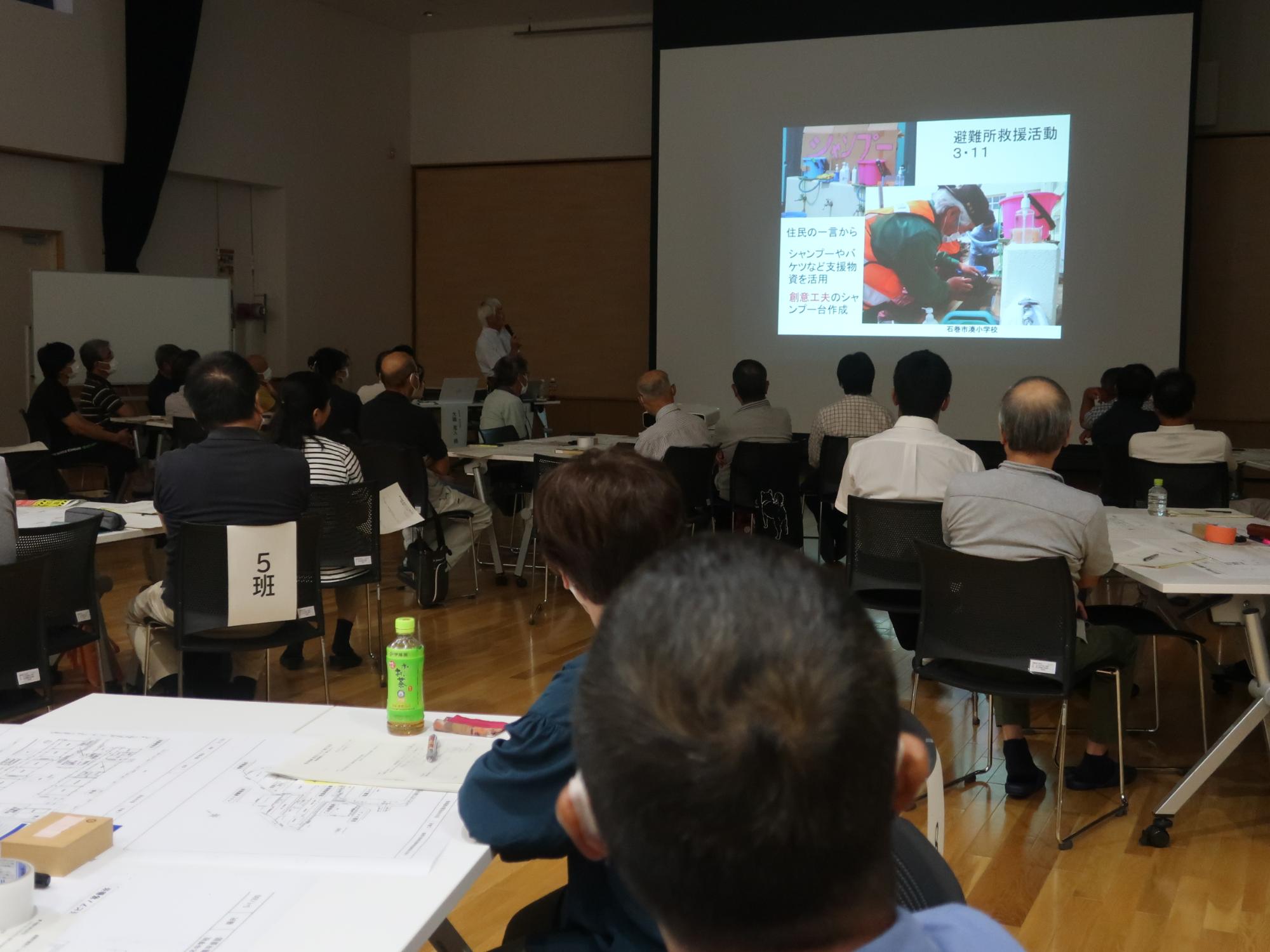 岩井慶次氏から避難所運営の話を聞く様子