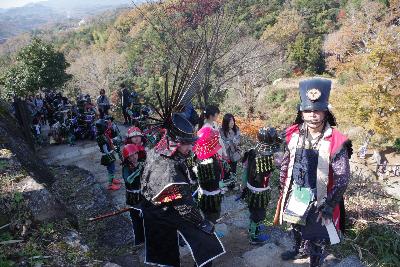 プレイベント苗木城まつりの武将隊練り歩きの様子