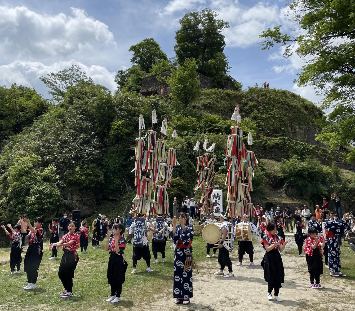 苗木城石垣をバックに披露される風流おどり