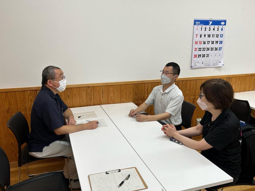 吉村ご夫婦へインタビューしている様子