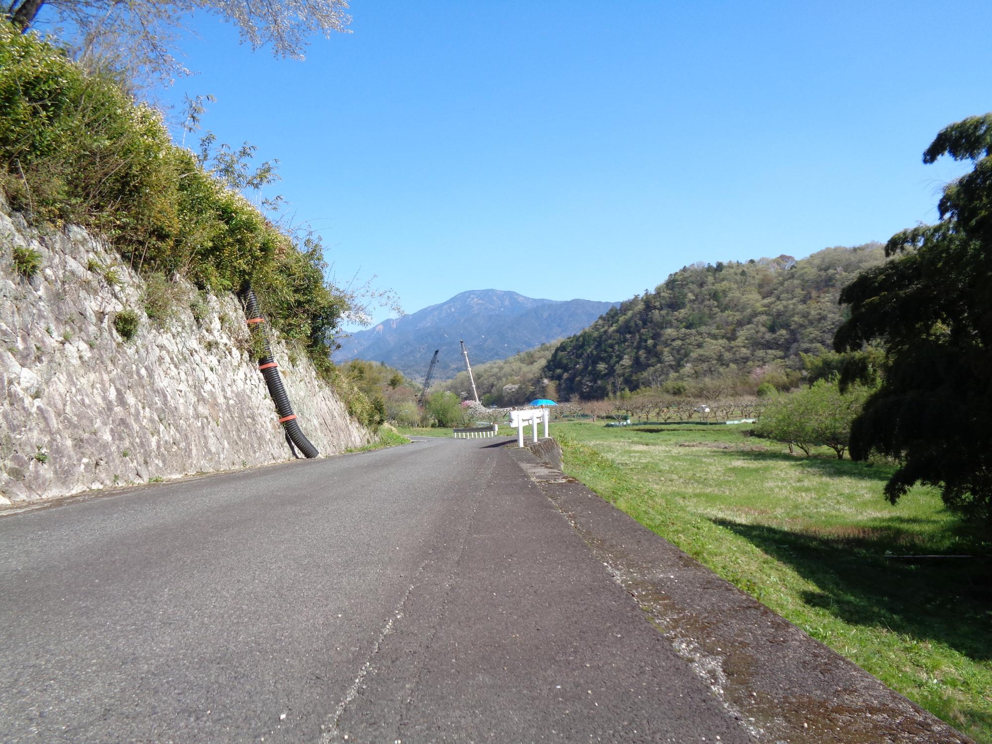 市道苗木155号線から恵那山を撮影した写真