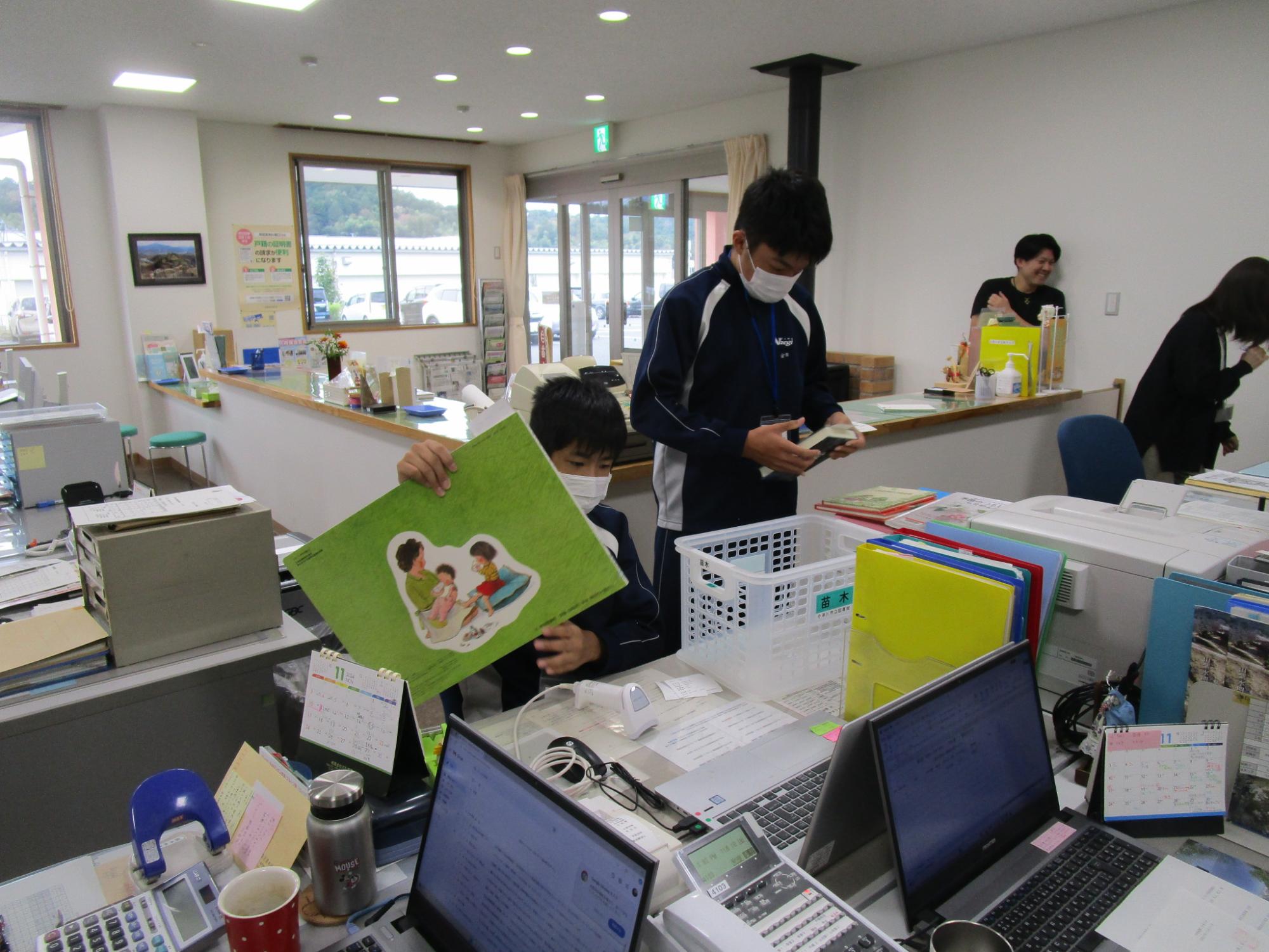 公民館の事務作業を行う様子