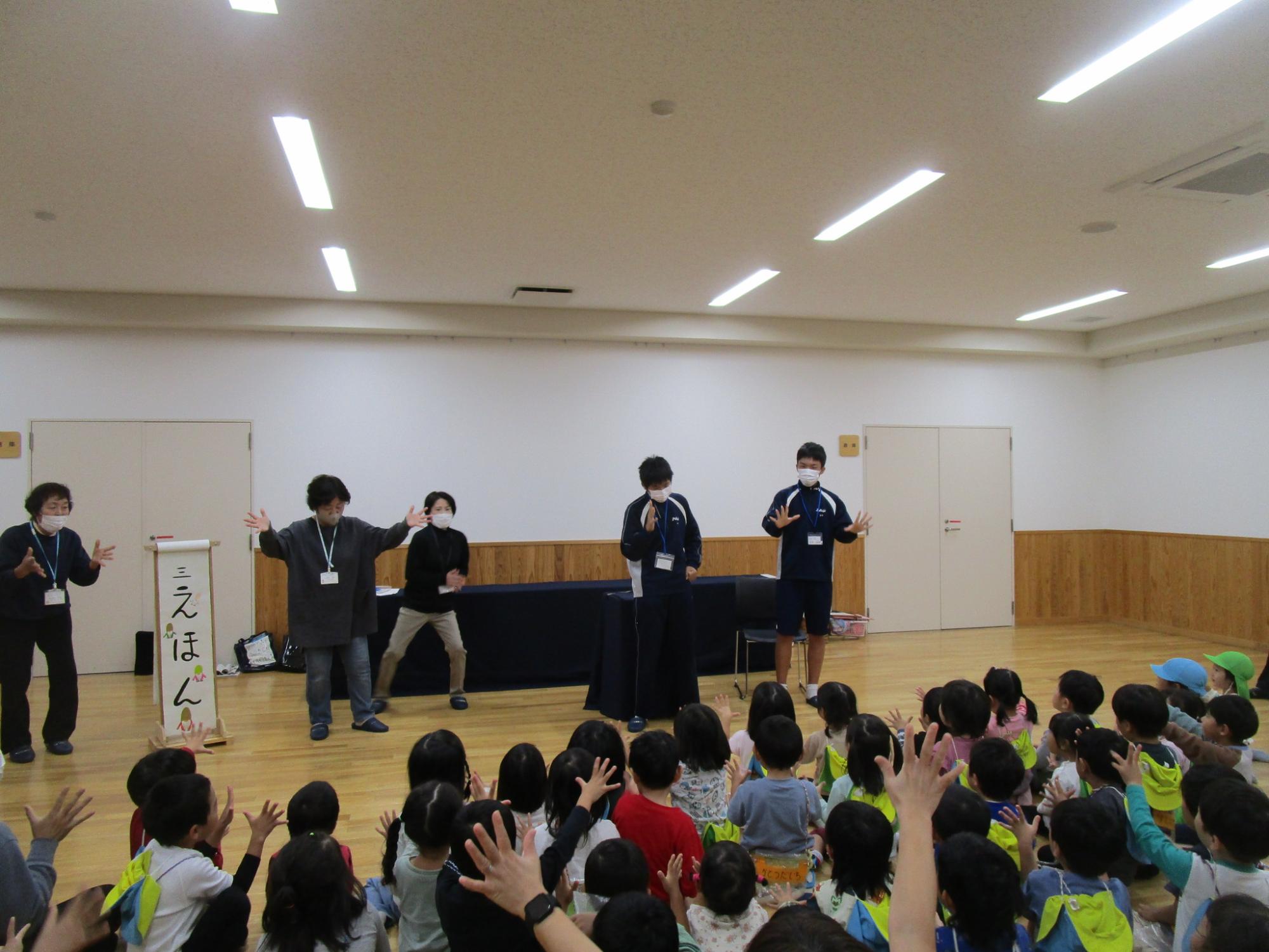 ほっとしょくらぶの活動に参加する様子2