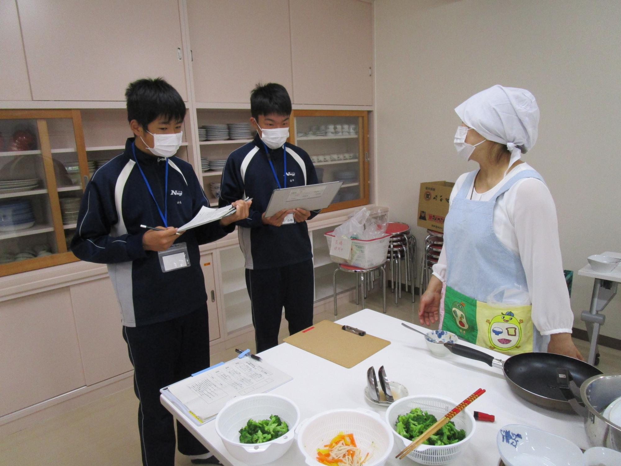 栄養士さんにインタビューする様子
