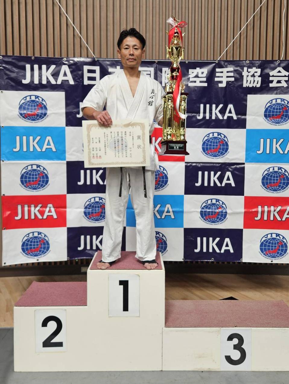 JIKA第6回全日本空手道選手権大会で優勝トロフィーを手にする田中さん