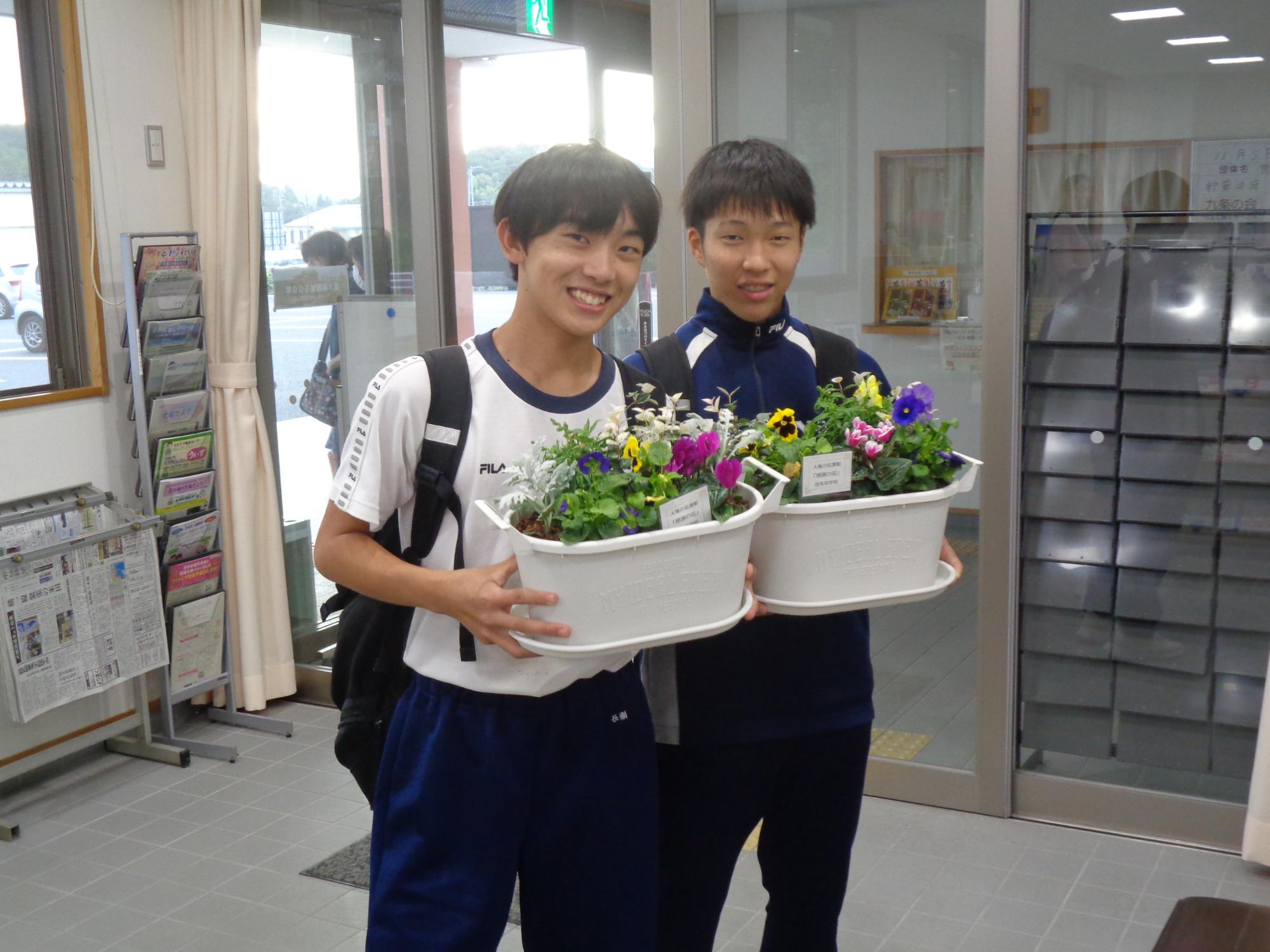 人権の花運動で苗木交流センターに花を持ってきてくれた生徒たち