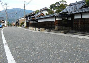 落合宿街道と本陣跡建物の景観