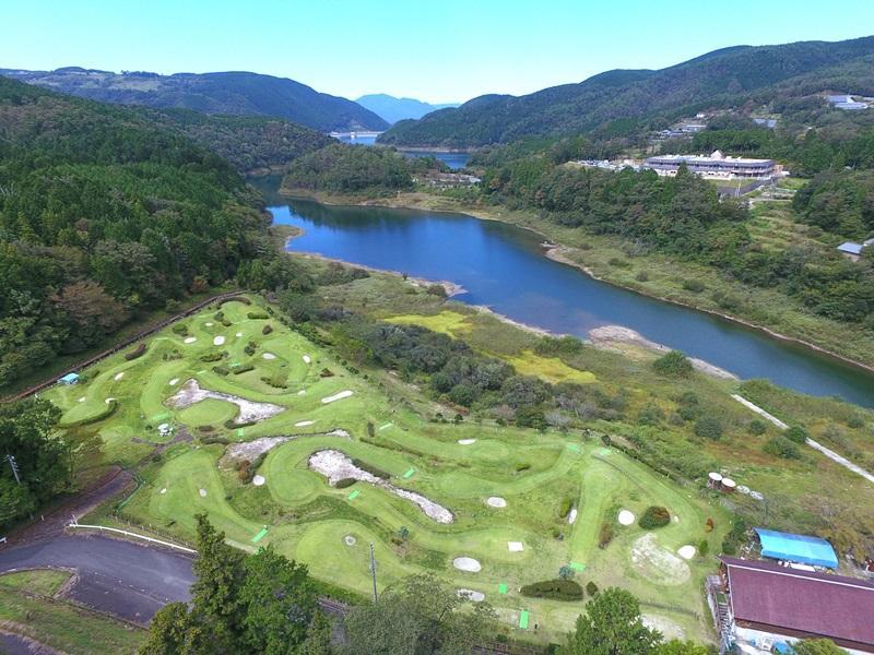 上空から見た湖畔横のパターゴルフ場全景