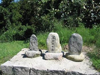 石垣の上に3つ並んだ石碑画像