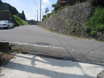 羽根坂と呼ばれる傾斜道路の画像