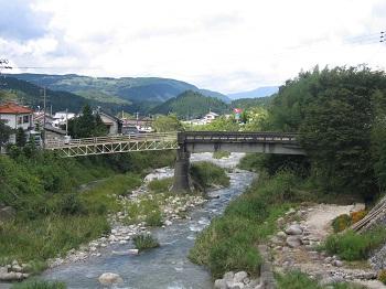 下流から見た橋の全景画像