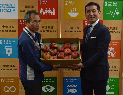 春山部長様より市長へ手渡されました