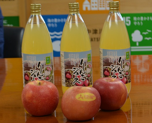 寄贈されたりんごとりんごジュース