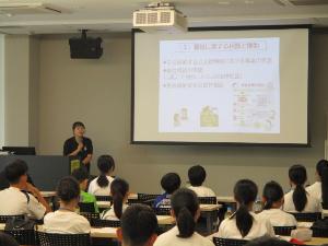 社会福祉協議会の方がスライドを使ってお話している様子