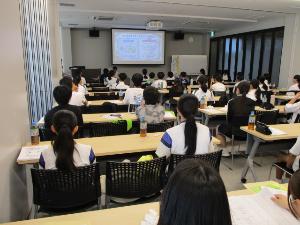 参加者が講演を聴いている様子