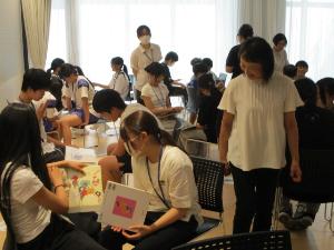 参加者が読み聞かせ体験をしている様子