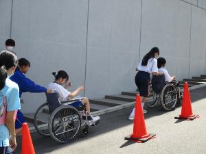 参加した中学生が車椅子を体験している様子