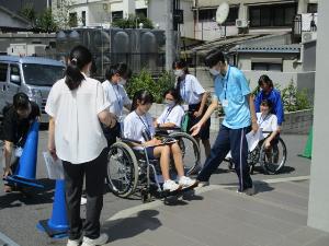 中学生が車椅子の使い方を学んでいる様子