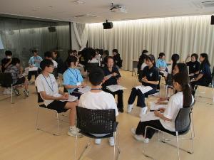 円座になって手話を教えてもらっている様子