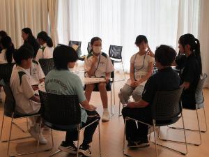 参加者が手話で会話をしている様子
