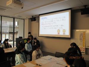 スクリーンを使って行われた講座の様子