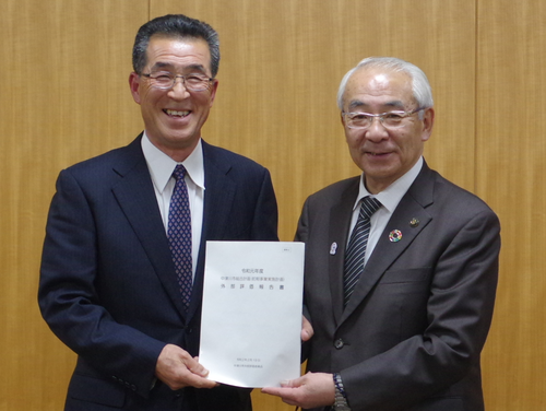 報告書を渡す西尾福委員長と青山市長