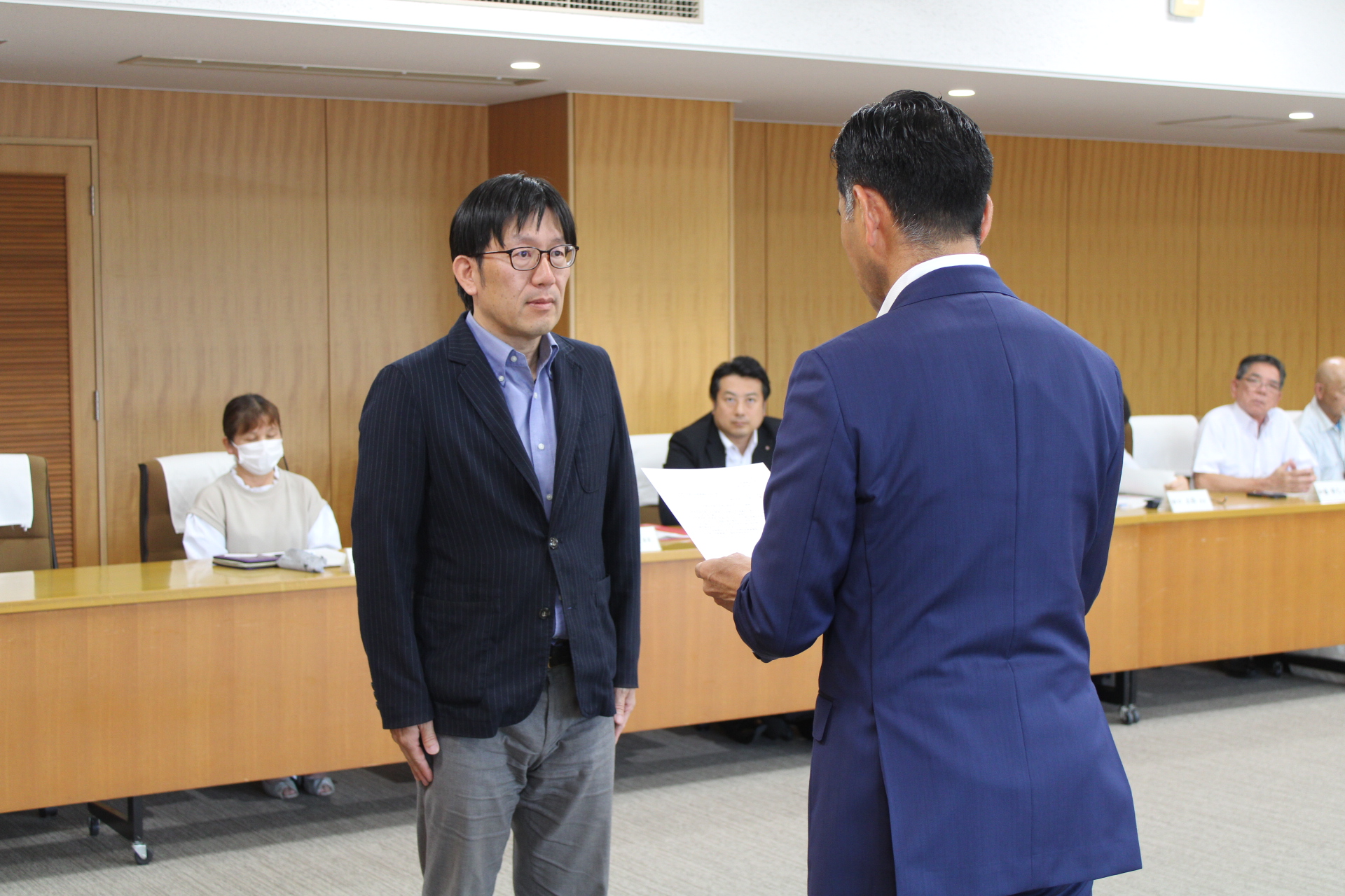 諮問書が市長から須栗審議会会長に手渡される様子