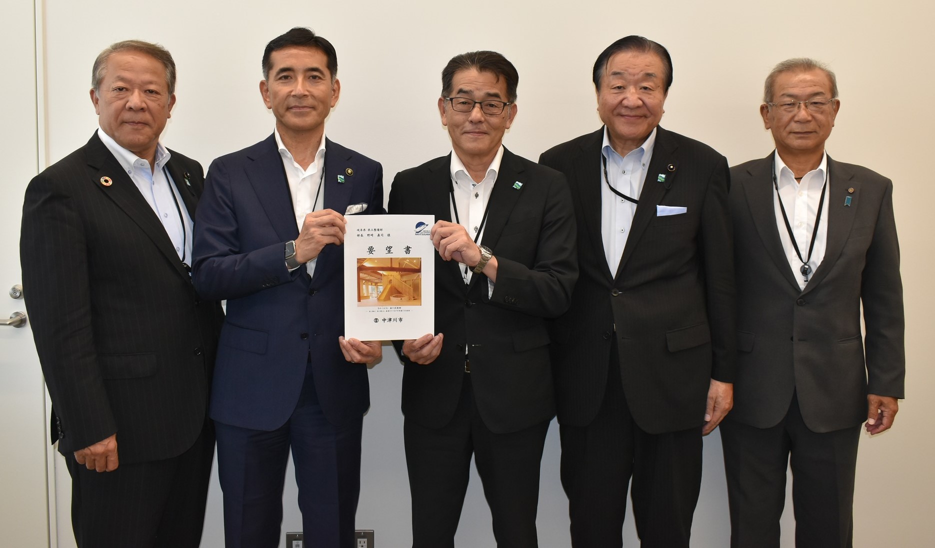 Kenyoubou2024 要望書を手渡す様子