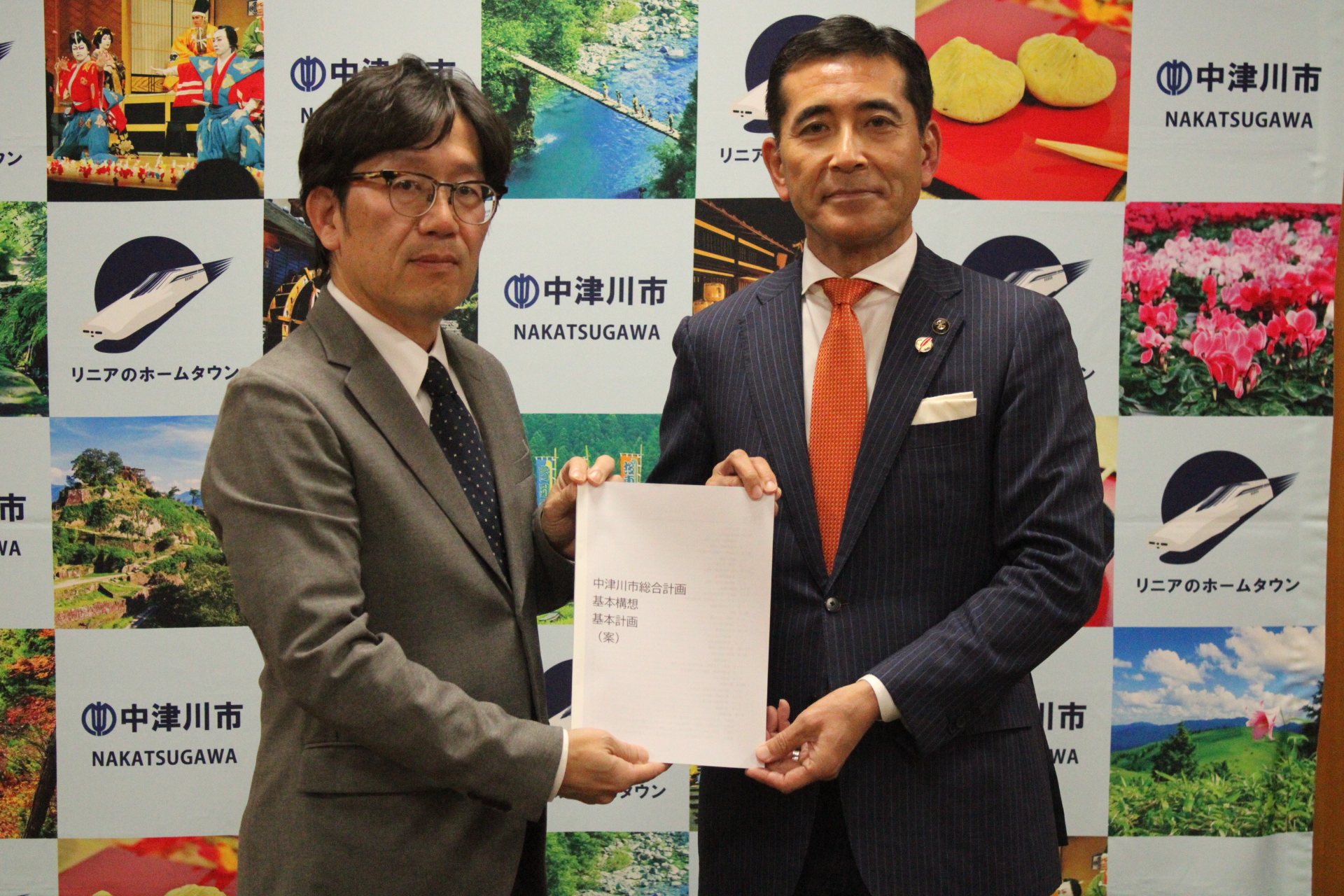 須栗委員長から小栗市長へ答申書が手渡されている写真