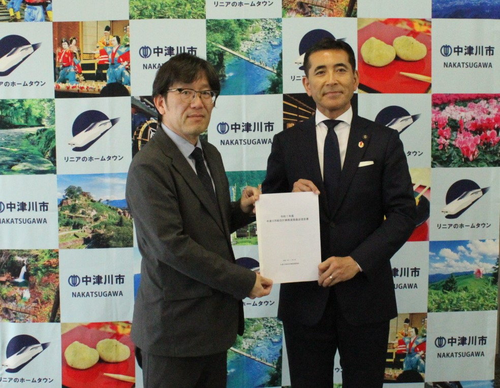 中津川市総合計画推進委員会の須栗大委員長から小栗市長へ提言書が渡される様子