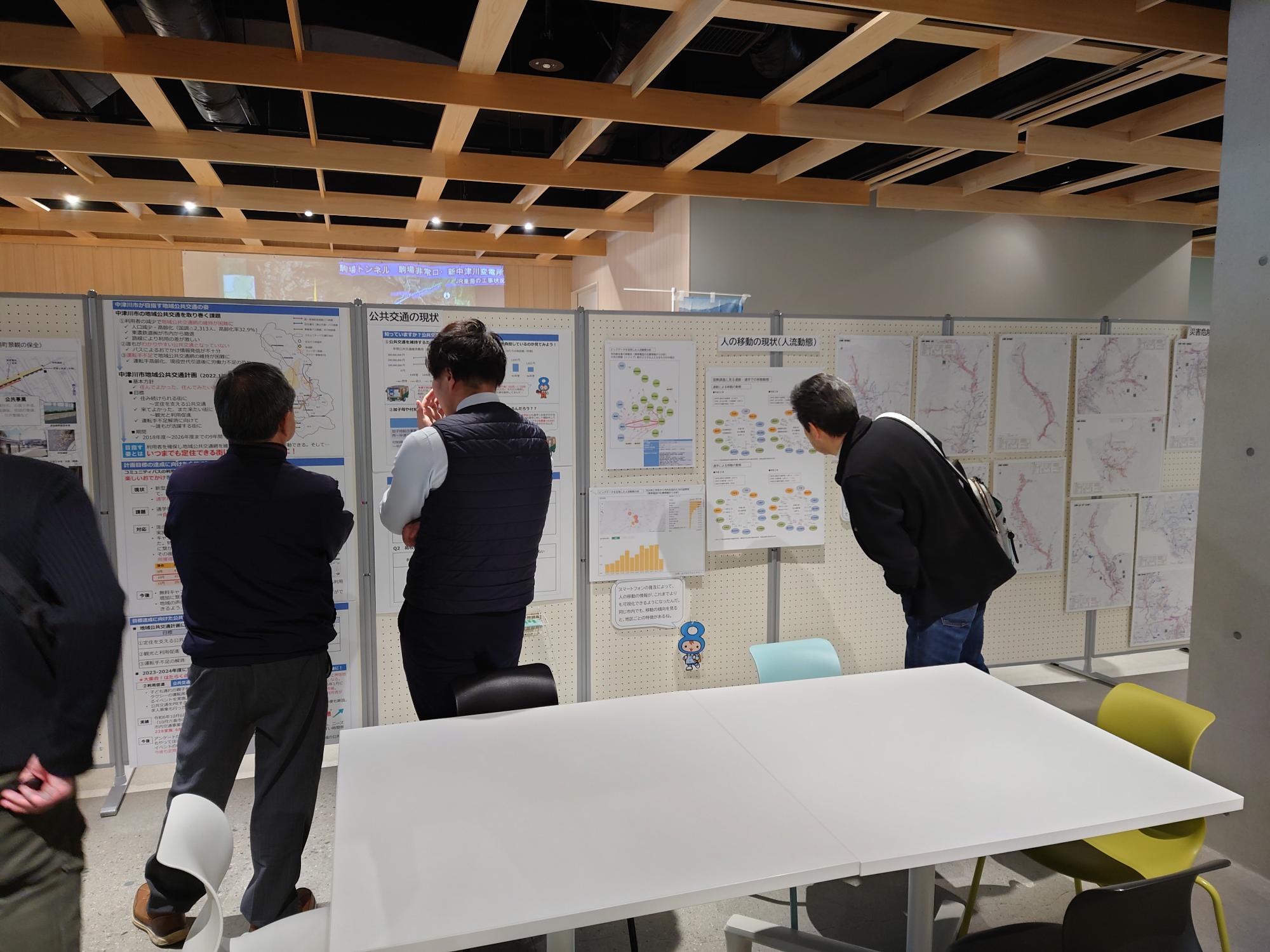 まちの現在を知り将来を考える企画展を市民が見ている写真