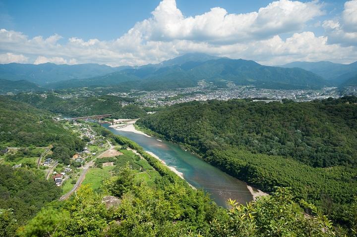 苗木城跡天守展望台からのぞむ恵那山と中津川市街の風景の写真