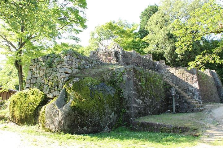苗木城跡大矢倉の巨岩を抱き込んだ石垣の写真