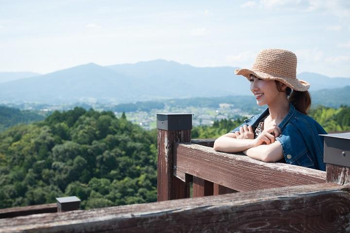 苗木城跡天守展望台からの風景を楽しむ観光客の写真
