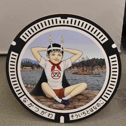 マンホール「双一と椛の湖」